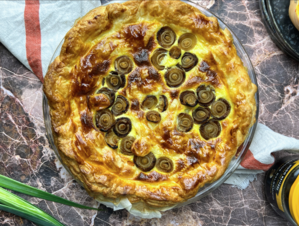 Kürbis-Gemüse Quiche mit Geister-Zwiebeln